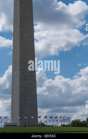 Washington Dc Mahnmal gegen ein blauer Himmel mit weißen Wolken Puffy - Fahnen schwenkten, patriotische, Sinn der Freiheit von Amerika Stockfoto