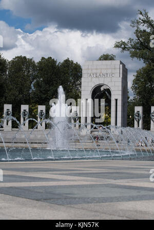 Die Weltkrieg-II-Denkmal in Washington DC mit Blick auf den Atlantik und Pazifik Bögen. Wasser Brunnen ein Ort der Reflexion der Geschichte bieten Stockfoto