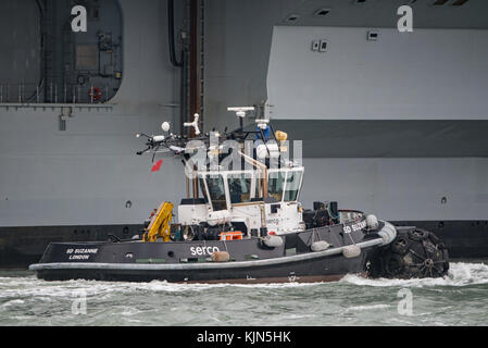 SD-Suzanne Unterstützung der britischen Royal Navy Flugzeugträger HMS Queen Elizabeth Portsmouth Harbour, UK am 21/11/17. Stockfoto