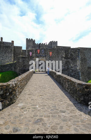 Dover Castle, Dover, Kent, Großbritannien - 17. August 2017: Ansicht der Burg halten und von König Henry Tower. Sommer vertikaler mit touristischen nahe dem Eingang. Stockfoto