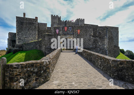 Dover Castle, Dover, Kent, Großbritannien - 17. August 2017: Ansicht der Burg halten und von König Henry Tower. Sommer shot mit Mann am Eingang. Stockfoto