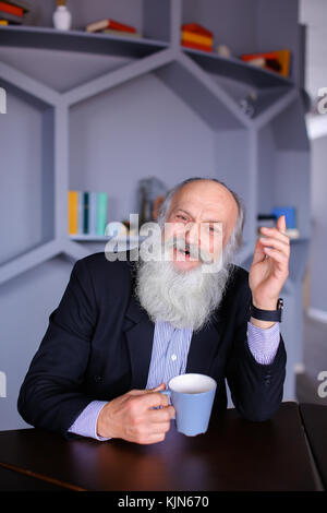 Portrait von Smart älteren Mann, der auf dem Leben reflektiert und posieren wi Stockfoto