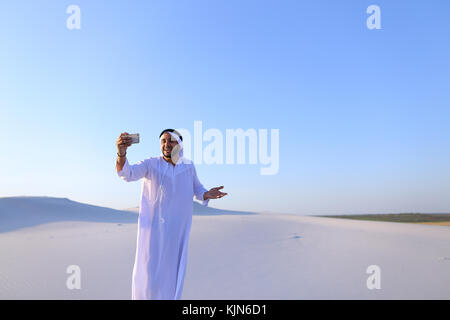 Portrait von arabischen Scheich Mann mit Gadget, kommuniziert in Stockfoto