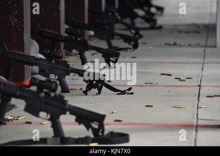 Neun M4 Carbine rifles stand in einer Reihe zwischen feuern Umläufe an den Combat Arms Schulung und Wartung Service November 16, 2017, in Incirlik, Stockfoto