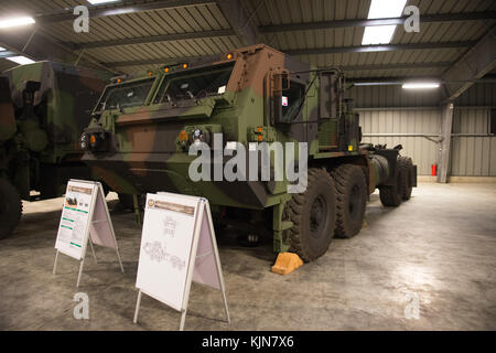 Eine schwere Erweiterte Mobilität Tactical Truck, einer der Logistik Fahrzeuge auf der Site gespeichert, ist im Static Display für den Ribbon Cutting von t Stockfoto