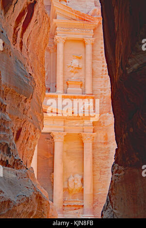 Blick auf die Petra treasury von einem Siq (enge Schlucht), die in die Hauptseite. Es ist der direkteste Weg in die Website von der Stadt Petra. Stockfoto