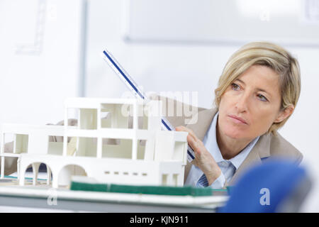 Modell des Hauses und weiblichen Architekten Frau im Hintergrund Stockfoto