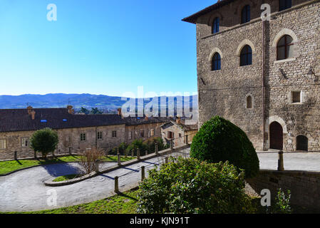 Gubbio (Italien) - mittelalterliche Stadt der Region Umbrien, während der Weihnachtsfeiertage, mit der Krippe mit lebensgroßen Statuen im Bezirk San Martino Stockfoto