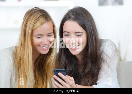Zwei Studenten beobachten Medien Inhalt in einem smart phone Stockfoto