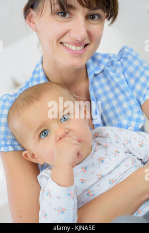 Liebevolle Mutter Holding baby Tochter zu Hause Stockfoto