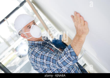 Finishing Schicht von Stuck an der Wand mit Stockfoto