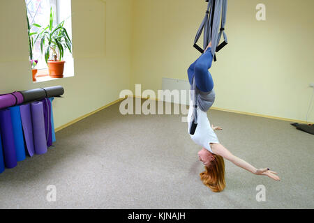 Mädchen führt in der Luft akrobatische Elemente. Stockfoto