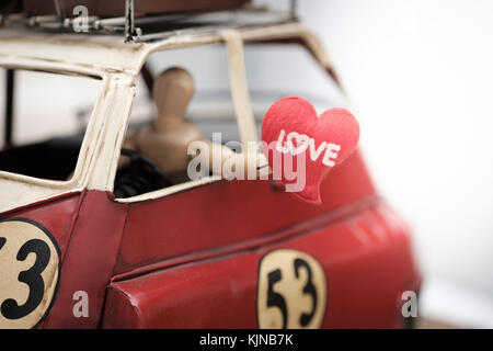 Red Kissen Herzform und hölzerne Attrappe im Auto mit Platz zu schreiben. valentine Konzept, vintage Tone, AF-Punkt ausgewählt. Stockfoto