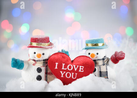 Ein Schneemann und mini Herz Kissen auf bokeh Hintergrund, mit Kopie Raum für Saison Gruß. frohe Weihnachten und ein glückliches neues Jahr, af, Klasse Stockfoto