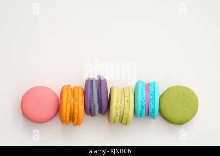 Bunte Makronen auf rosa Hintergrund, süß und lecker kochen und Menü im Restaurant, Dessert schön, Ansicht von oben, Platz zu schreiben. Pastellfarben, vi Stockfoto
