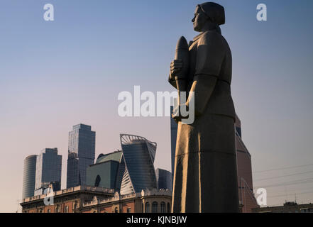 Eine sowjetische WW2 Denkmal in Dorogomilovo Bezirk, mit einem modernen, internationalen Business Center Wolkenkratzer im Hintergrund, Moskau, Russland. Stockfoto