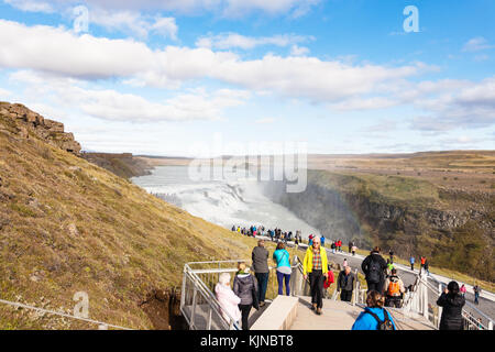 Gullfoss, Island - 6. September 2017: Touristen zu Fuß zur Aussichtsplattform über Wasserfall Gullfoss im Canyon von olfusa Fluss gelegen ist, ist es einer der t Stockfoto