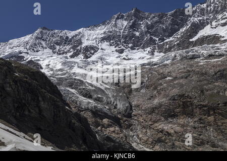 Die hohen Bergrücken des Allalinhorns und seiner Gletscher, oberhalb von SaaS-Fee, Schweiz. Stockfoto