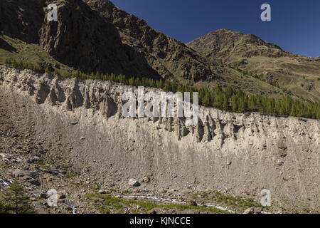 Erodierte Gletschermorraine an den Hängen des Doms, hoch über SaaS-Fee, Schweizer Alpen. Stockfoto