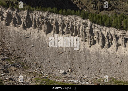 Erodierte Gletschermorraine an den Hängen des Doms, hoch über SaaS-Fee, Schweizer Alpen. Stockfoto