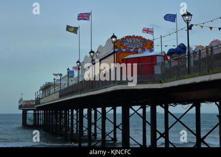 Paignton Pier öffnet an einem stürmischen Herbsttag, Devon, Großbritannien Stockfoto