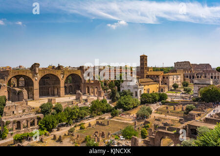 Panoramablick auf das Kolosseum (Kolosseum und Forum Romanum von Palatinhügel, Rom, Italien. Das Forum Romanum, eine der touristischen Attraktionen von Ro Stockfoto