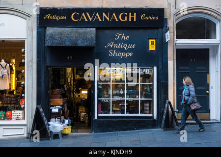 Antiquitätengeschäft Cavanagh in der Cockburn Street in Edinburgh Old Town, Schottland, Vereinigtes Königreich Stockfoto