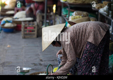 Saigon, Vietnam - 30. Juni 2017: ältere Frau in konischer Hut auf dem Markt, Saigon, Vietnam. Stockfoto