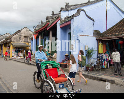 Hoi An, Vietnam - Juni 2017: cyclo Rikscha fahren auf der Straße in Hoi An Vietnam Stockfoto