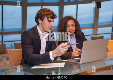 Business Leute treffen um den Tisch im modernen Büro. Stockfoto