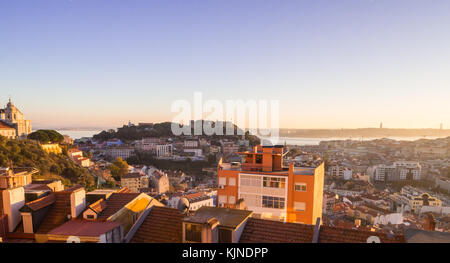 Stadtbild von Lissabon, Portugal, bei Sonnenuntergang auf einem November Tag, vom Belvedere Unserer Lieben Frau von der Hill wiev Stockfoto