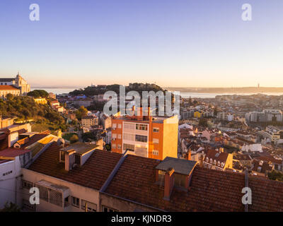 Lissabon, Portugal - November 19, 2017: Stadtbild von Lissabon, Portugal, bei Sonnenuntergang auf einem November Tag, wie von Belvedere Unserer Lieben Frau von den Hügel Aussicht gesehen Stockfoto