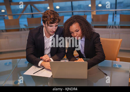 Business Leute treffen um den Tisch im modernen Büro. Stockfoto