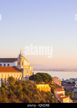 Lissabon, Portugal - November 19, 2017: Stadtbild von Lissabon, Portugal, mit Igreja de Convento da graca, bei Sonnenuntergang auf einem November Tag, Stockfoto