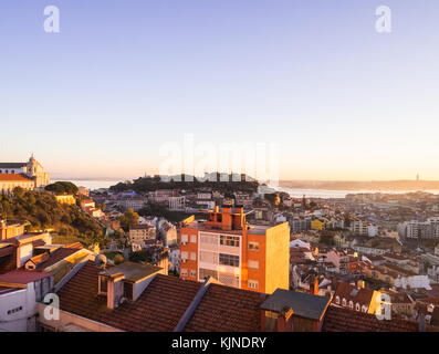 Lissabon, Portugal - November 19, 2017: Stadtbild von Lissabon, Portugal, bei Sonnenuntergang auf einem November Tag, wie von Belvedere Unserer Lieben Frau von der Hill gesehen viewp Stockfoto