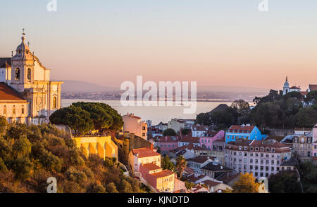 Stadtbild von Lissabon, Portugal, mit Igreja de Convento da graca, bei Sonnenuntergang auf einem November Tag, Stockfoto