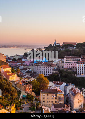 Lissabon, Portugal - November 19, 2017: Stadtbild von Lissabon, Portugal, bei Sonnenuntergang auf einem November Tag, wie von Belvedere Unserer Lieben Frau von den Hügel Aussicht gesehen Stockfoto