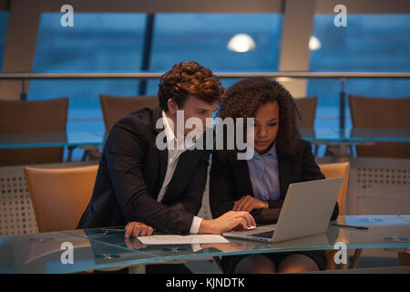 Business Leute treffen um den Tisch im modernen Büro. Stockfoto