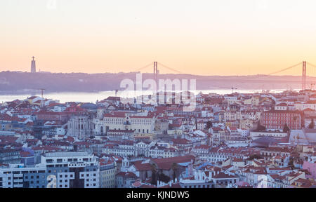 Lissabon, Portugal - November 19, 2017: Das stadtbild von Lissabon, Portugal, in der Nacht, kurz nach Sonnenuntergang am November Tag. Stockfoto