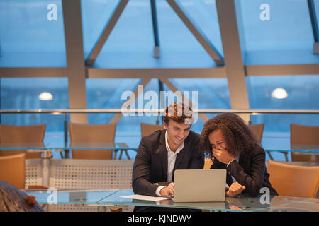 Business Leute treffen um den Tisch im modernen Büro. Stockfoto