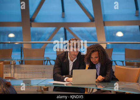 Business Leute treffen um den Tisch im modernen Büro. Stockfoto