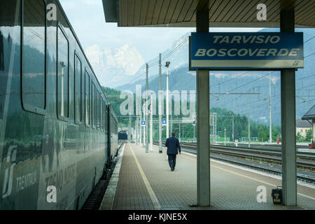 Tarvisio boscoverde, Italien, 30. Mai 2008: Der Mann, der zu Fuß auf der Plattform des tariviso boscoverde Bahnhof mit einem Nachtzug und sein Beifahrer Stockfoto