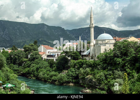 Karadjozbegova Moschee vom anderen Ufer des Flusses Neretva in Mostar, Bosnien und Herzegowina gesehen. Es ist eines der Wahrzeichen der Stadt. Pic Stockfoto