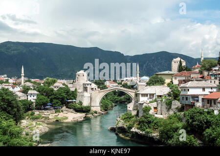 Mostar, Bosnien und Herzegowina - 6. Juli 2008: alte Brücke von Mostar an einem sonnigen Nachmittag. Die Brücke ist das Symbol der vom Krieg zerrissenen Stadt h Stockfoto