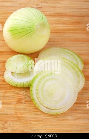 Zwiebel schneiden an Bord Stockfoto