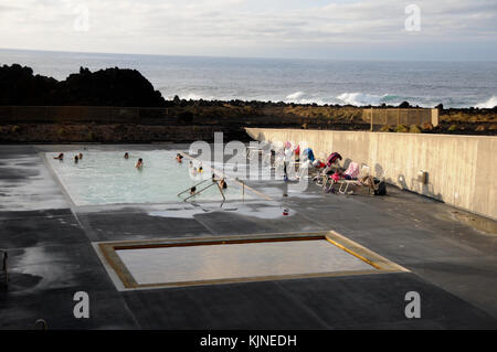 Der gebildete Mann geothermisch beheizter Pool mit Wasser gefüllt auf den Azoren Stockfoto
