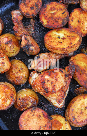 Gebratenes Huhn und Kartoffeln Stockfoto