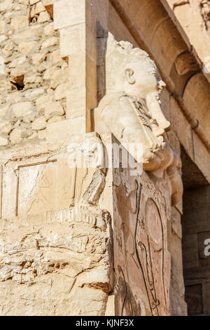 Luxor, Ägypten: Ruinen von Karnak Tempel in Ägypten am Mittag. Der Komplex ist ein riesiges Open-Air-Museum und das zweitgrößte alten religiösen Standort Stockfoto