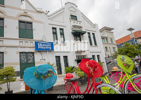 Bunt niederländisch Fahrräder vor der wayang Wayang gewidmetes Museum Puppenspiel in Kota tua, Jakarta, Javan, Indonesien Stockfoto