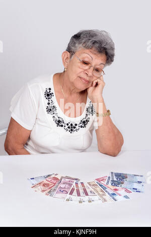 Eine alte Frau Brille suchen Geld Stockfoto